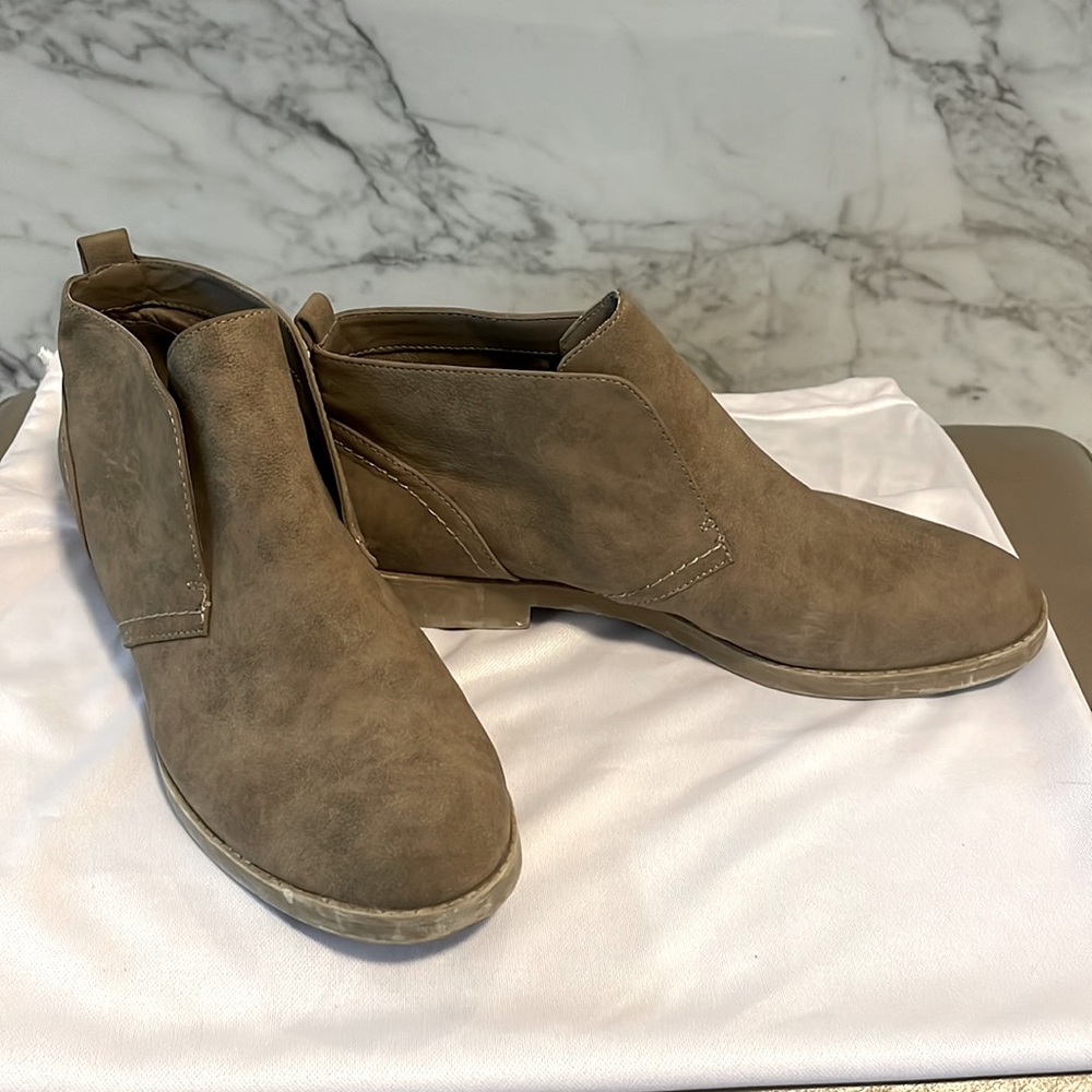 Women’s gray slide on flat ankle boots